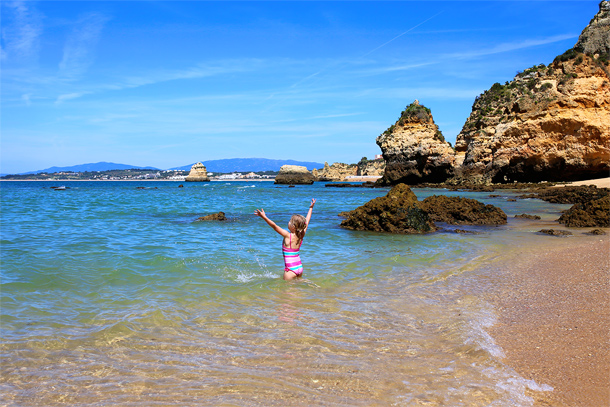 Kind op het strand Praia do Camilo bij Lagos, Algarve
