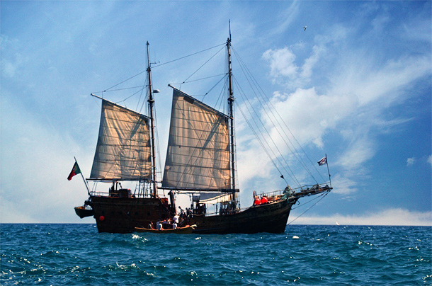Varen langs de kust van de Algarve in een piratenschip
