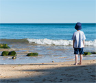 Kind op het strand van Algarve, Portugal
