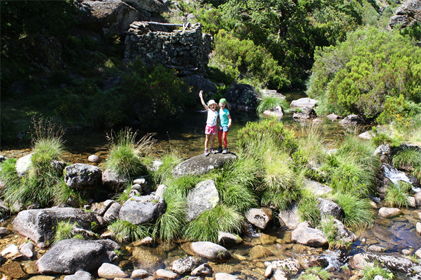 Wandelen met kinderen in Noord-Portugal, maak tijd om te ravotten