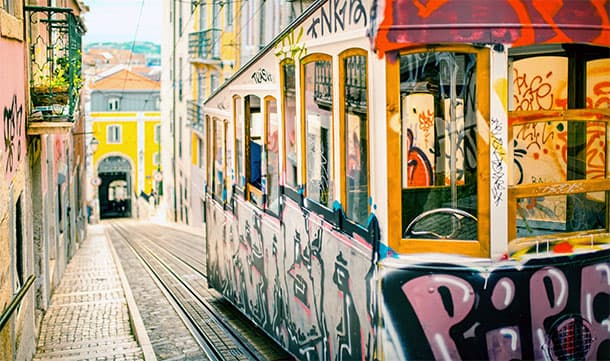Graffiti op een tram in Lissabon