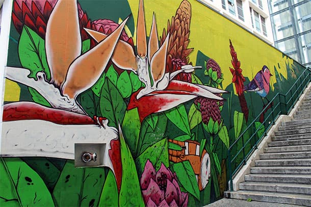 Urban art langs een trap in Lissabon