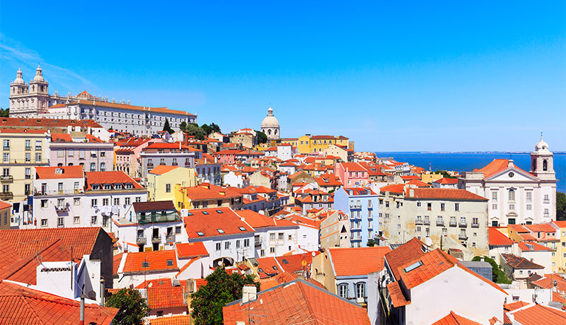 Uitzicht over Alfama, beroemde wijk van Lissabon