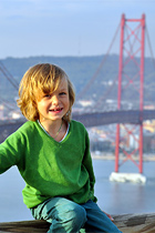 Kind in Lissabon