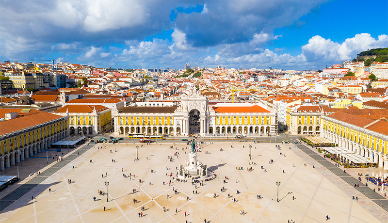 Uitzicht over het Praça do Comércio van Lissabon