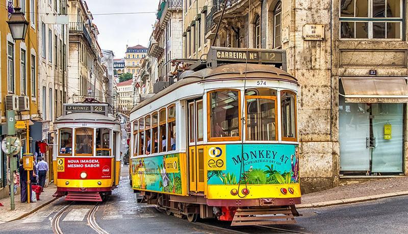 Gele trams in het centrum van Lissabon