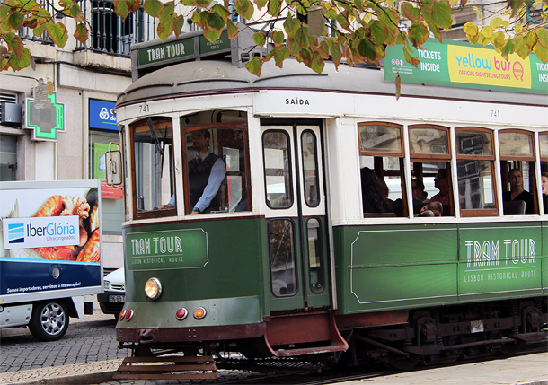 Groene tram voor toeristen in Lissabon