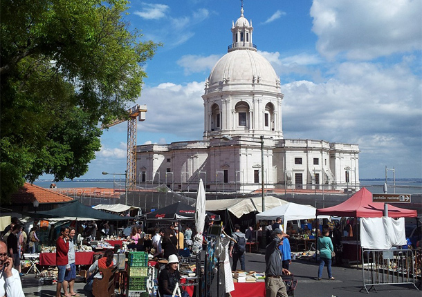 Panteão Nacional en de rommelmarkt Feira da Ladra