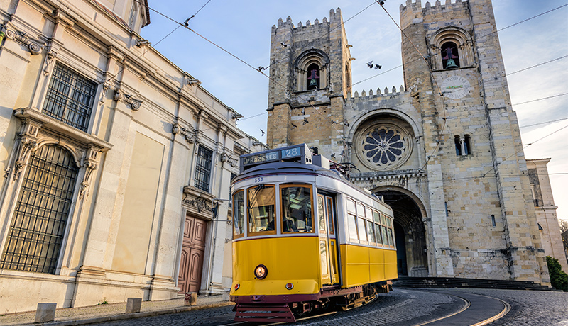 Tram 28 Lissabon bij de kathedraal Sé in Alfama