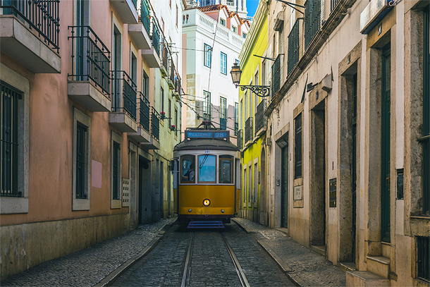 Tram 28 in Alfama, Lissabon