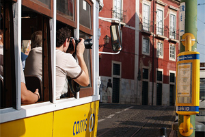 Toerist met camera in tram 28