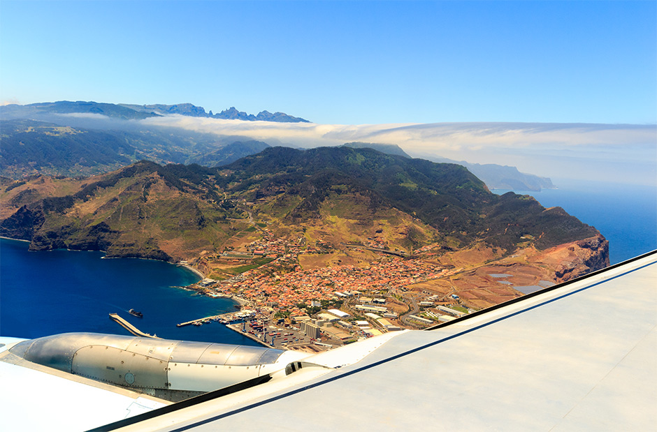 Uitzicht over Madeira vanuit een vliegtuig