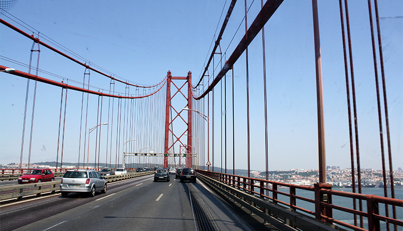 Tolweg over de Ponte 25 de Abril in Lissabon