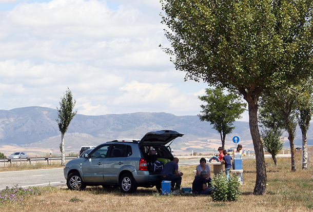 Picknick op parkeerplaats langs de snelweg in Spanje