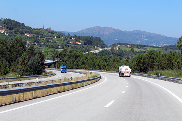 Tankwagen op de snelweg in Portugal