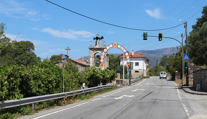 Rustige weg in bergdorpje Portugal