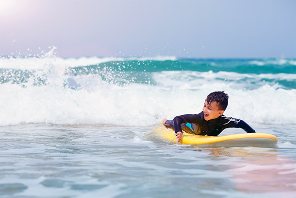 Surfen met kinderen in Portugal bij Lissabon