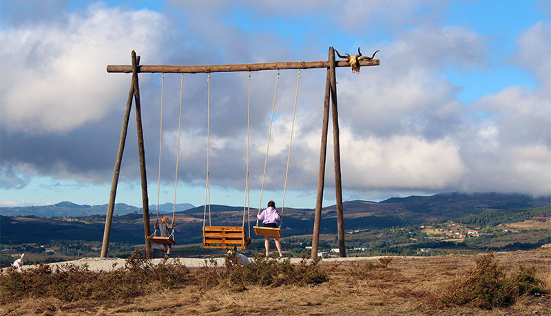 Kinderen op schommel in Serra da Cabreira, Noord-Portugal