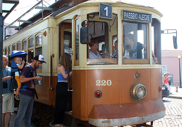Antieke tram in Porto, leuk met kinderen