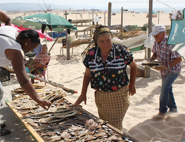 Verkoop van gedroogde vis op het strand van Nazaré