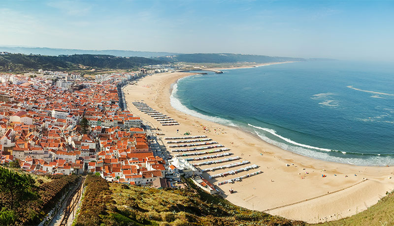 Uitzicht over de baai van Nazaré aan de Costa de Prata