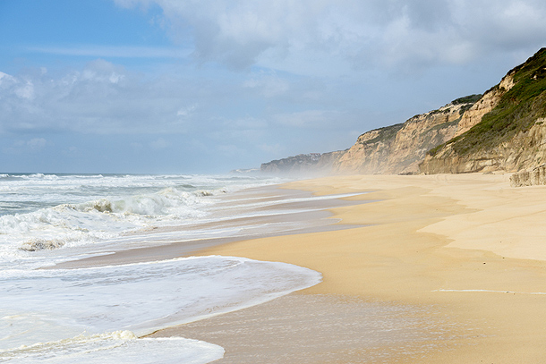 Vissersboten op het strand van Nazaré