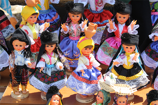 Veel verkocht souvenir: poppetjes met de traditionele kleding van Nazaré
