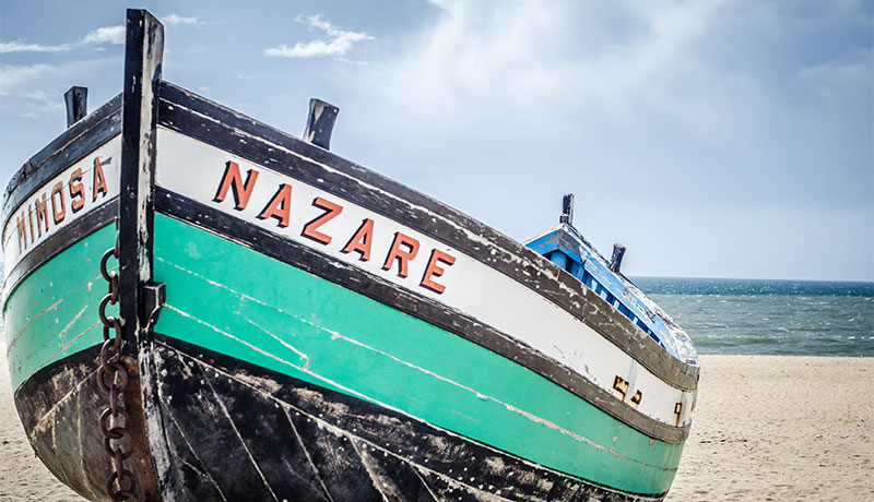 Vissersboot op het strand van Nazaré