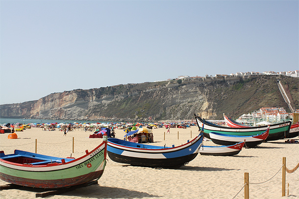 Vissersboten op het strand van Nazaré