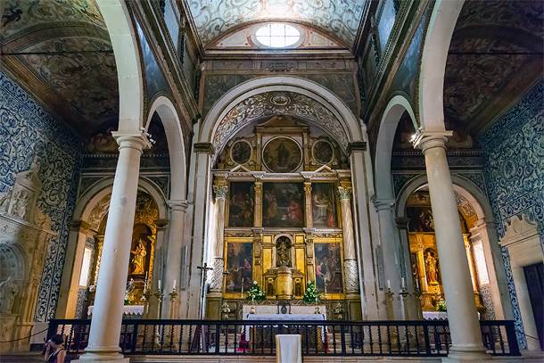 Het interieur van de Igreja de Santa Maria