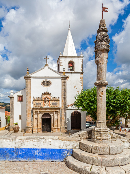 Igreja de Santa Maria met de granieten pelourinho