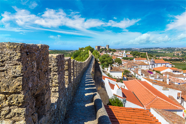 Wandelen over de stadmuur van Óbidos