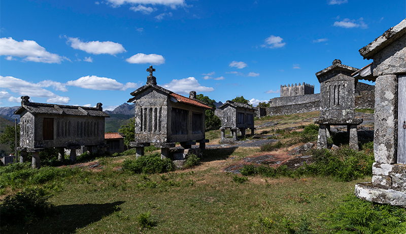 Graanschuurtjes espigueiros in Lindoso, Peneda Gerês