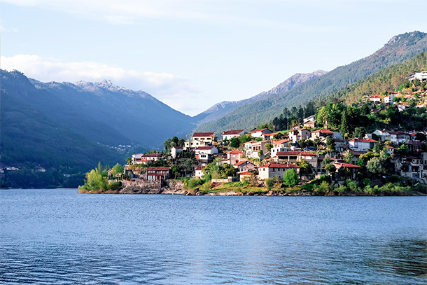 Bergdorpje in natuurpark Peneda-Gerês in Portugal