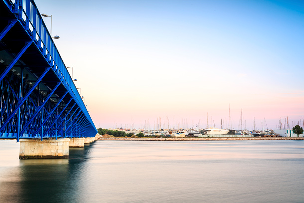 De brug Ponte Velha over de Rio Arade