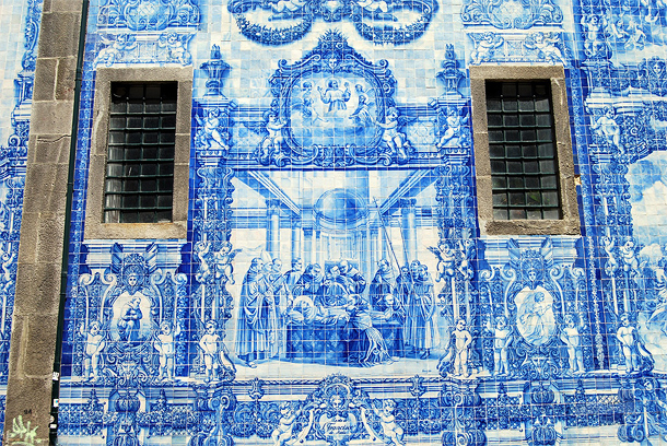 Azulejos op de Art Nouveau-gevel van traditionele kruidenierswinkel A Pérola do Bolhão