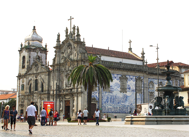 Igreja do Carmo (rechts) en Igreja das Carmelitas