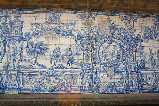 Azulejos op het terras van het klooster