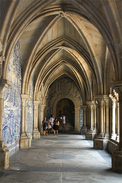Kloostergang in het Gotische klooster bij de kathedraal van Porto