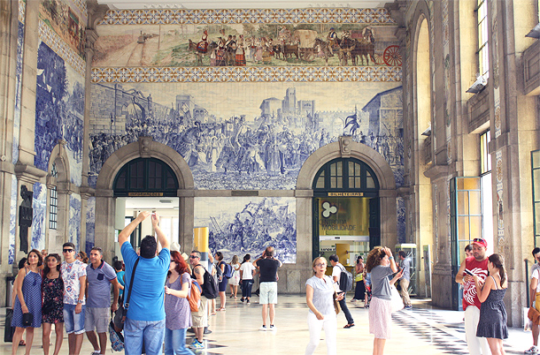 De hal van het treinstation São Bento in Porto