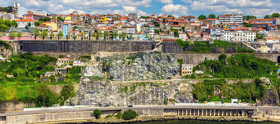 Uitzicht vanaf de Douro vanuit de wijk Bonfim in Porto