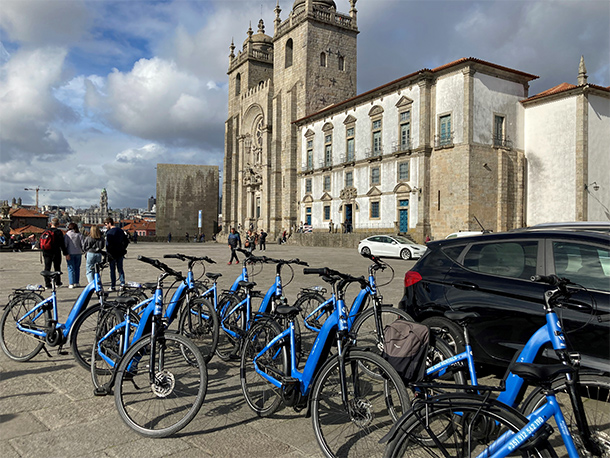 Fietsen in de binnenstad van Porto