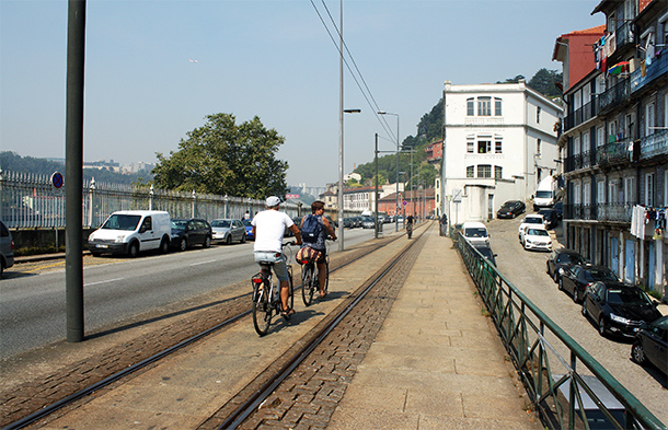 Fietsen in Porto over de trambaan van lijn 1