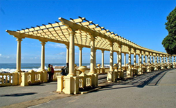 Promenade langs de kust bij de wijk Foz