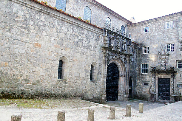 De binnenplaats van de Igreja de Santa Clara