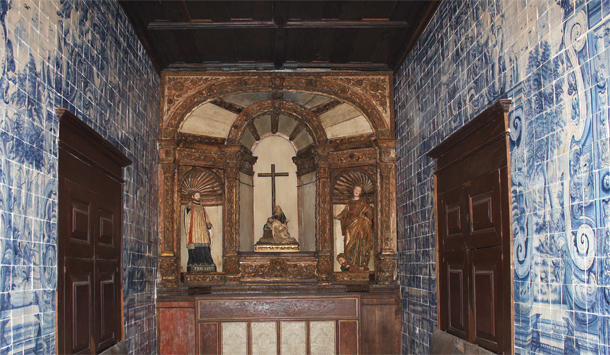 Azulejos in het klooster van de kathedraal in Porto