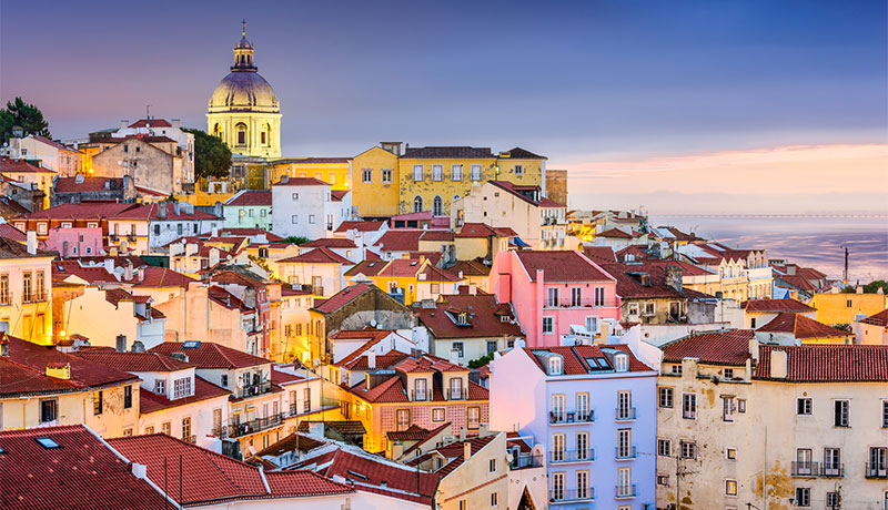 De wijk Alfama in Lissabon by night