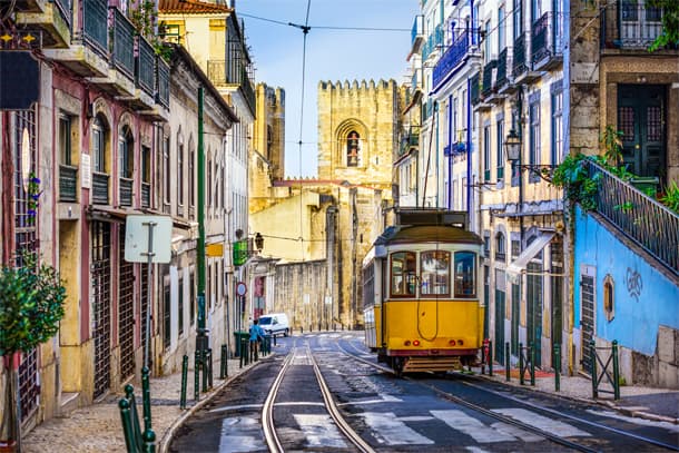 Tram in Alfama, Lissabon