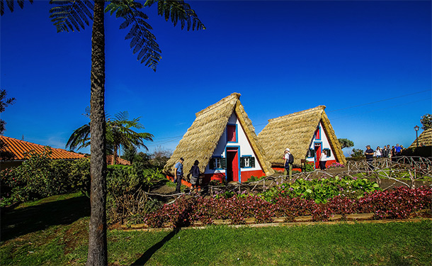Typische huisjes van Madeira bij Santana