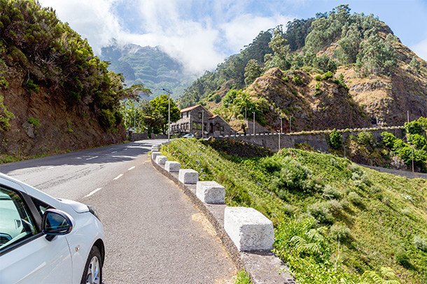 Pittoreske kronkelweg in de bergen van Madeira